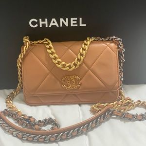 BEAUTIFUL RARE Brand New CHANEL 21P WOC